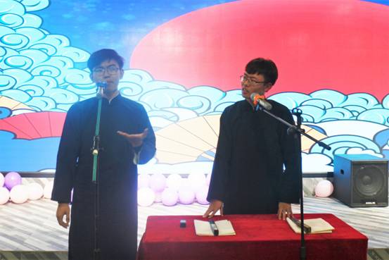 噫鸣相声社表演节目李旻瑜摄